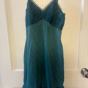 Vintage Elegant dark green Lace-Trimmed Nightgown